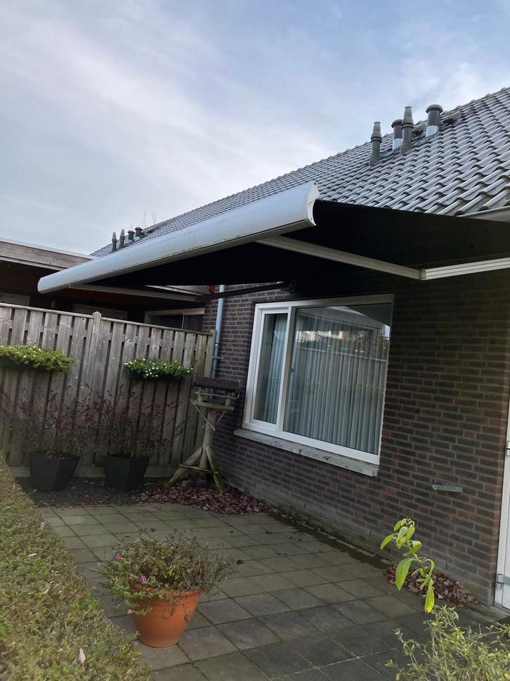 Elektrisch Zonnescherm met Afstandsbediening, Tuin en Terras, Zonneschermen, Gebruikt, Knikarmscherm, 150 tot 300 cm, 250 cm tot 450 cm