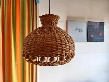 Jaren '70 rieten lampenkap met houten kralen beschikbaar voor biedingen