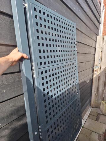 Poort met palen  beschikbaar voor biedingen