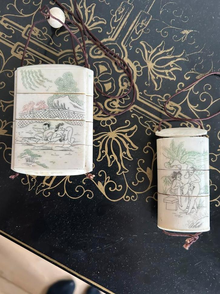 2 Japanse inro’s met erotische voorstellingen. Eén met ojime, Antiek en Kunst, Kunst | Niet-Westerse kunst, Ophalen of Verzenden