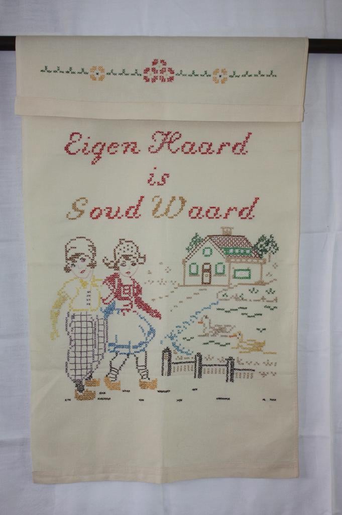 Oud geborduurd kleed 'Eigenhaard is goud waard', Ophalen of Verzenden