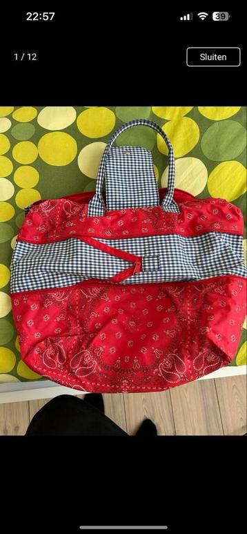 Rode en blauwe handtas beschikbaar voor biedingen