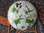 Mooi oud Chinees doosje van cloisonne met bloemen 6,3 cm., Ophalen of Verzenden