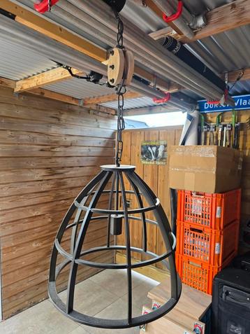 Industriële hanglamp met houten accenten beschikbaar voor biedingen