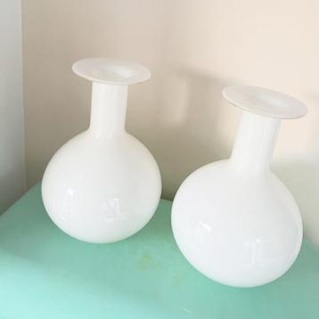 Melkglas vaasje wit glas smalle hals vaas vazen  beschikbaar voor biedingen
