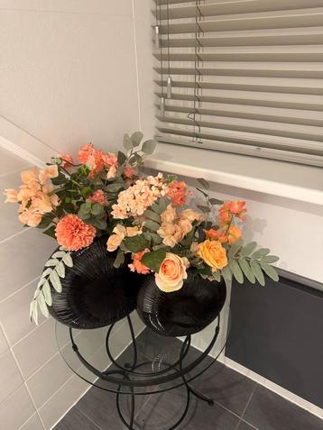 Ovale Bloempotten met Nepbloemen beschikbaar voor biedingen