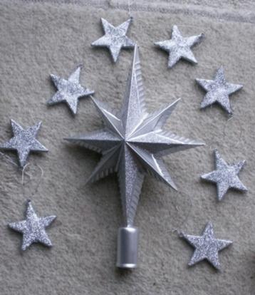 Zilverkleurige Kerst sterren en piek Kerstversiering beschikbaar voor biedingen