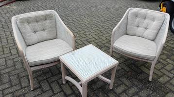 Vintage rotan kuipstoeltjes met tafeltje – 3-delige set beschikbaar voor biedingen