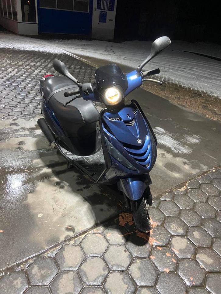 Piaggio zip 4 takt, veel opties, Fietsen en Brommers, Scooters | Piaggio, Zo goed als nieuw, Zip, Maximaal 45 km/u, Benzine, Ophalen of Verzenden