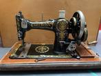 Antieke Nelson naaimachine, bewerkte kast, attributen., Antiek en Kunst, Antiek | Naaimachines, Ophalen