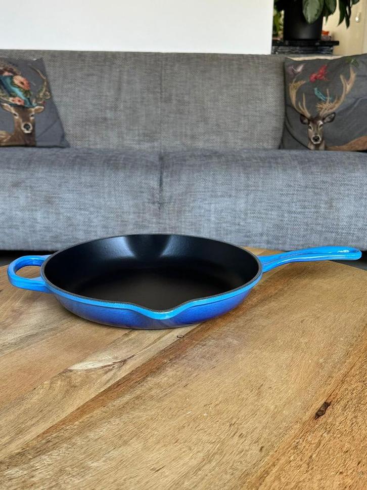 Le Creuset Gietijzeren Skillet 26 cm - Azure Blauw, Huis en Inrichting, Keuken | Potten en Pannen, Zo goed als nieuw, Koekenpan of Braadpan