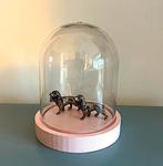Twee miniatuur Engelse Cocker Spaniëls in een roze stolp, Huis en Inrichting, Woonaccessoires | Stolpen, Gebruikt, Nederland, Ophalen of Verzenden