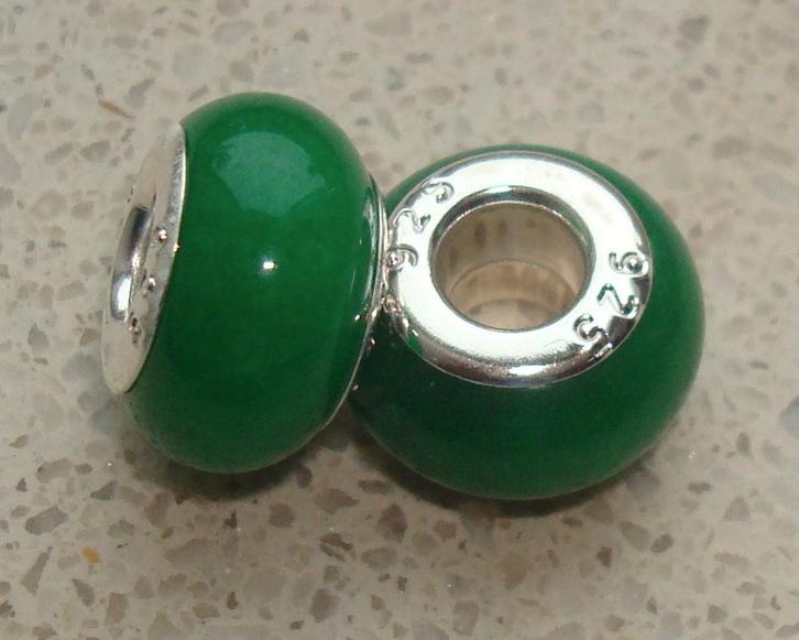 Groot-gat bedel met groene jade, Sieraden, Tassen en Uiterlijk, Bedels, Nieuw, Overige merken, Edelsteen, 4 bedels of meer, Ophalen of Verzenden