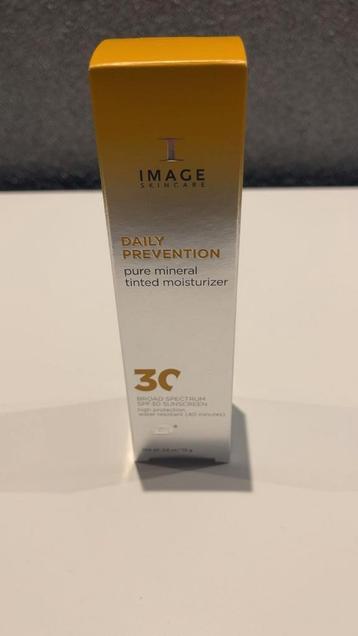 DAILY PREVENTION - Pure Mineral Tinted Moisturizer SPF 30 beschikbaar voor biedingen
