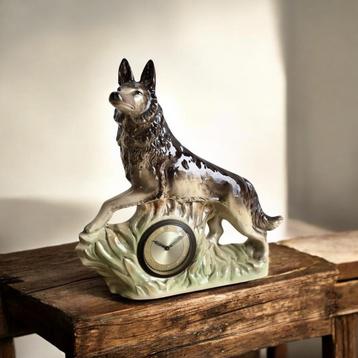 Vintage keramieken tafelklok met herdershond / wolf beschikbaar voor biedingen