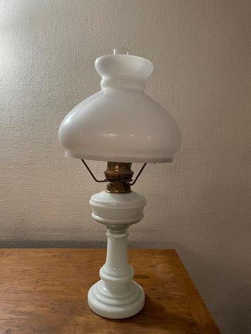 Antieke witte olielamp beschikbaar voor biedingen