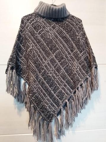 Prachtige poncho grijs zwart franjes 38 40 42 44 46 48 50 ? beschikbaar voor biedingen