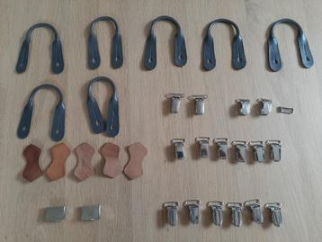 Verschillende bretelsbenodigheden  beschikbaar voor biedingen