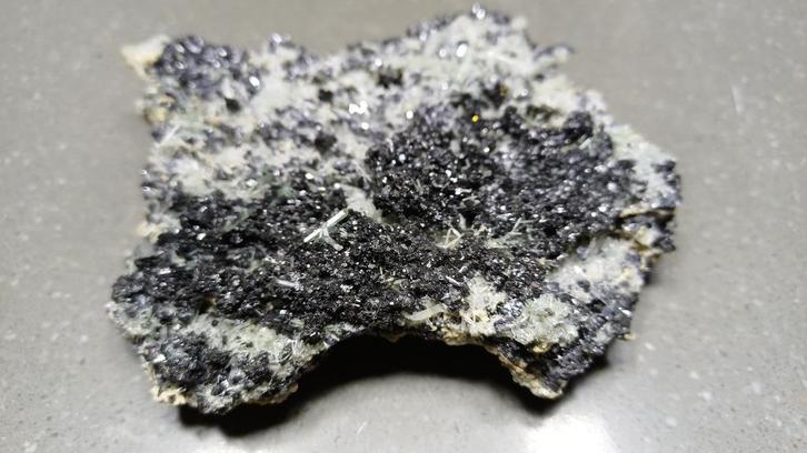 D50-12 Kwarts Sfaleriet Madan Bulgarije, Verzamelen, Mineralen en Fossielen, Mineraal, Ophalen of Verzenden