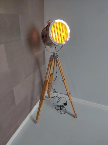 Industriële vloerlamp  beschikbaar voor biedingen