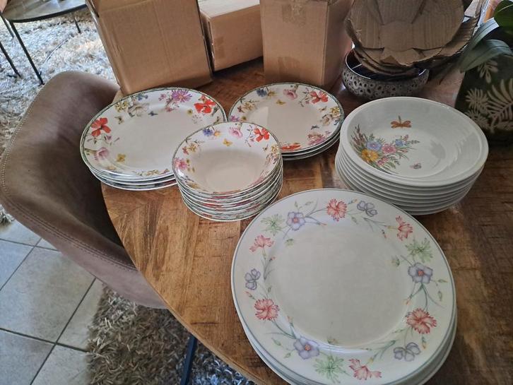 Compleet Servies met Bloemenmotief - Alleen als set!, Huis en Inrichting, Keuken | Servies, Gebruikt, Compleet servies, Overige stijlen
