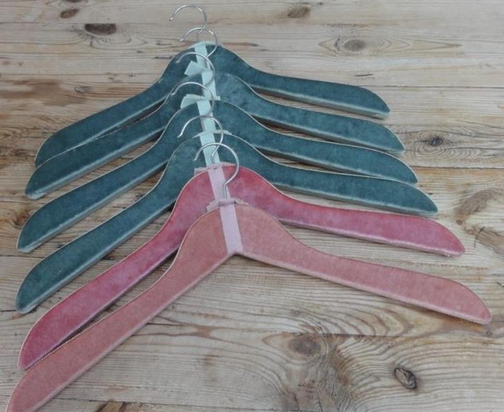 7 Vintage fluwelen kledinghangers , oud roze, oud groen, Antiek en Kunst, Curiosa en Brocante, Ophalen of Verzenden