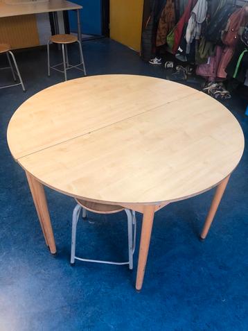 Twee halfronde (school) tafels beschikbaar voor biedingen