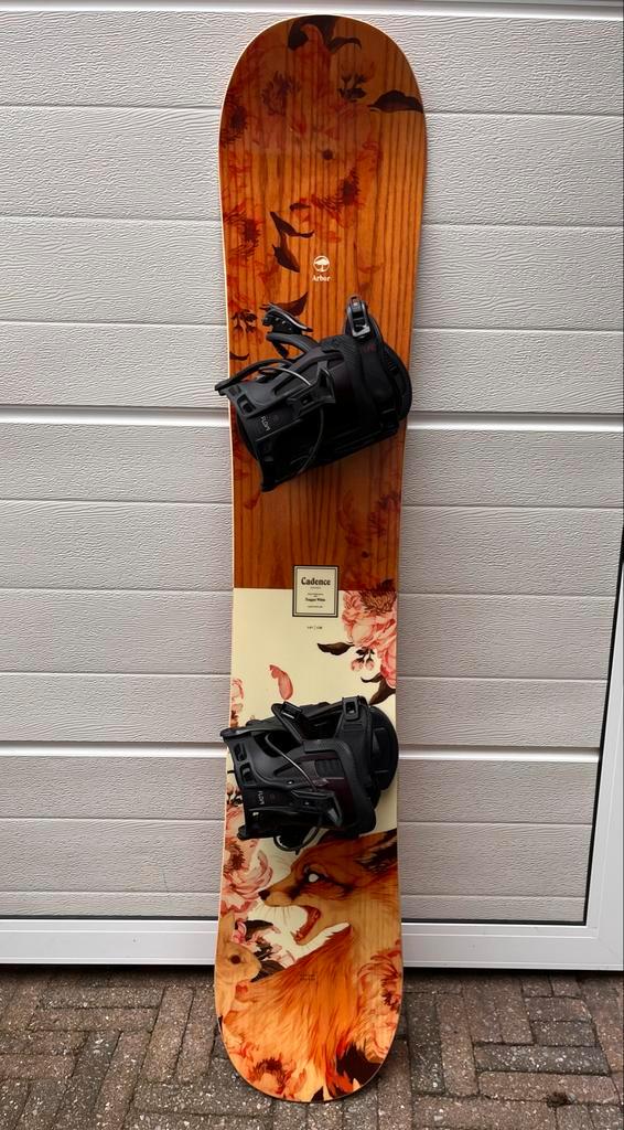 Arbor Cadence 147cm snowboard met bindingen - Zo goed als ni, Sport en Fitness, Snowboarden, Zo goed als nieuw, Board, Ophalen