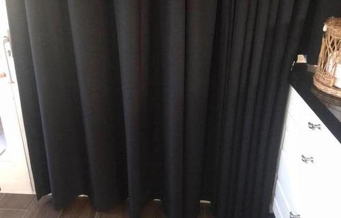 2 gordijnen zwart 139 hoog x 120 breed, Huis en Inrichting, Stoffering | Gordijnen en Lamellen, Zo goed als nieuw, 200 cm of meer