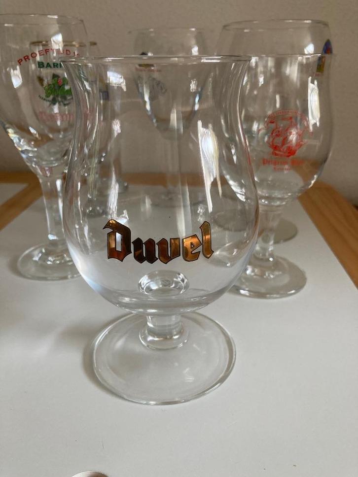 Bierglazen op voet 8 stuks, Verzamelen, Glas en Borrelglaasjes, Zo goed als nieuw, Bierglas, Ophalen
