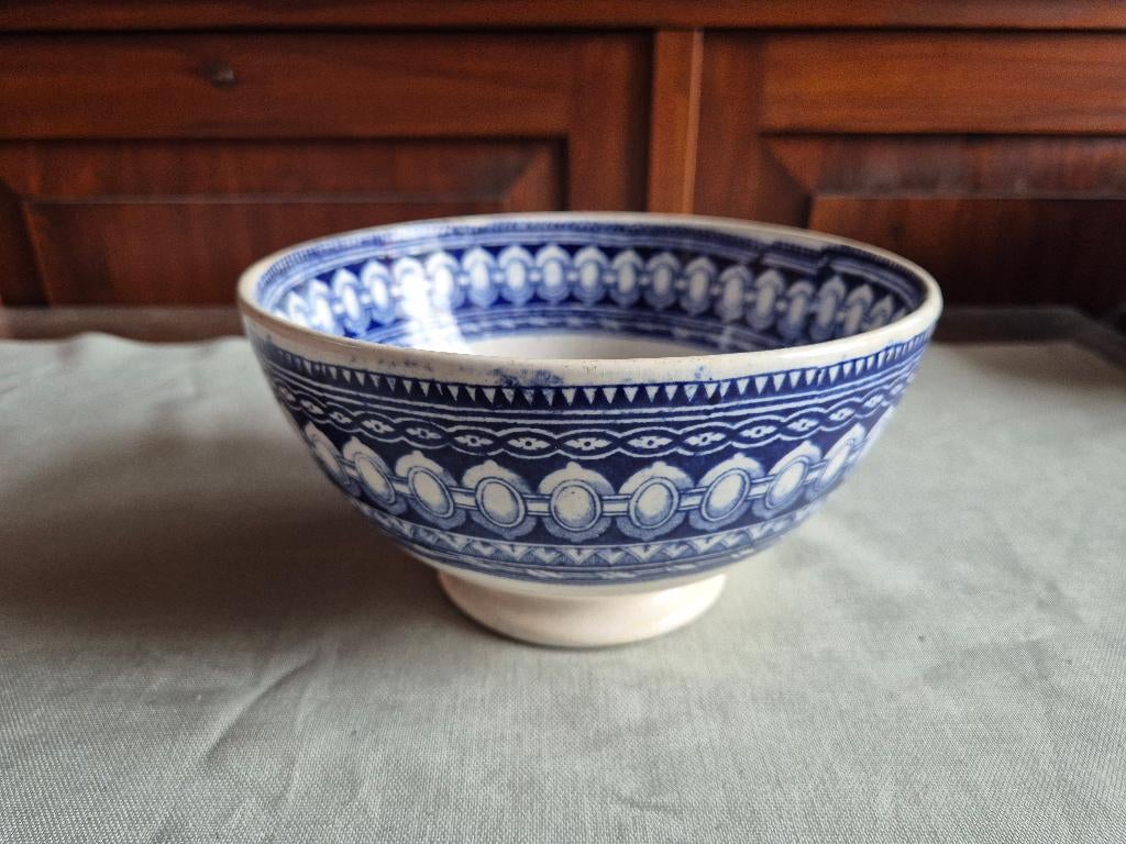 Boerenbont schaal op voet van P. Regout, Gebruikt, Ophalen of Verzenden, Schaal of Schalen, Aardewerk