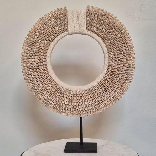 schelpenketting kauri rond op standaard M, Antiek en Kunst, Kunst | Niet-Westerse kunst, Ophalen of Verzenden
