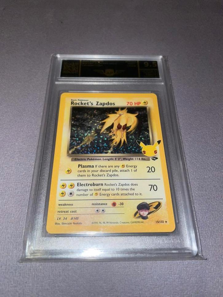 Rocket’s Zapdos Grade 9.5 Pokemon Celebrations, Hobby en Vrije tijd, Verzamelkaartspellen | Pokémon, Zo goed als nieuw, Ophalen of Verzenden