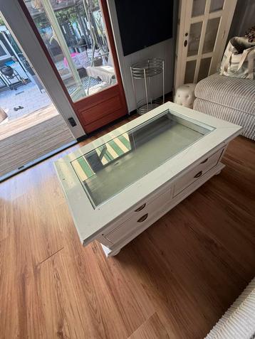 Sallontafel met decoratie laden beschikbaar voor biedingen