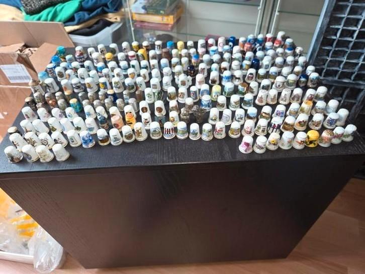 250 Vingerhoedjes uit alle Europese landen,en series, Verzamelen, Vingerhoedjes, Zo goed als nieuw, Ophalen of Verzenden