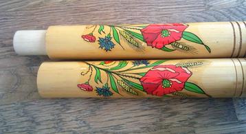 2 vintage houten breikokers met bloemen beschikbaar voor biedingen