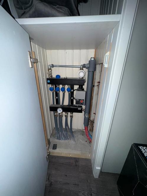 Vloerverwarmingsverdeler met Wilo Yonos PARA pomp –4 groepen, Huis en Inrichting, Woonaccessoires | Spiegels, Zo goed als nieuw