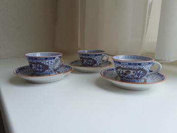 Drie kopjes en schoteltjes. beschikbaar voor biedingen