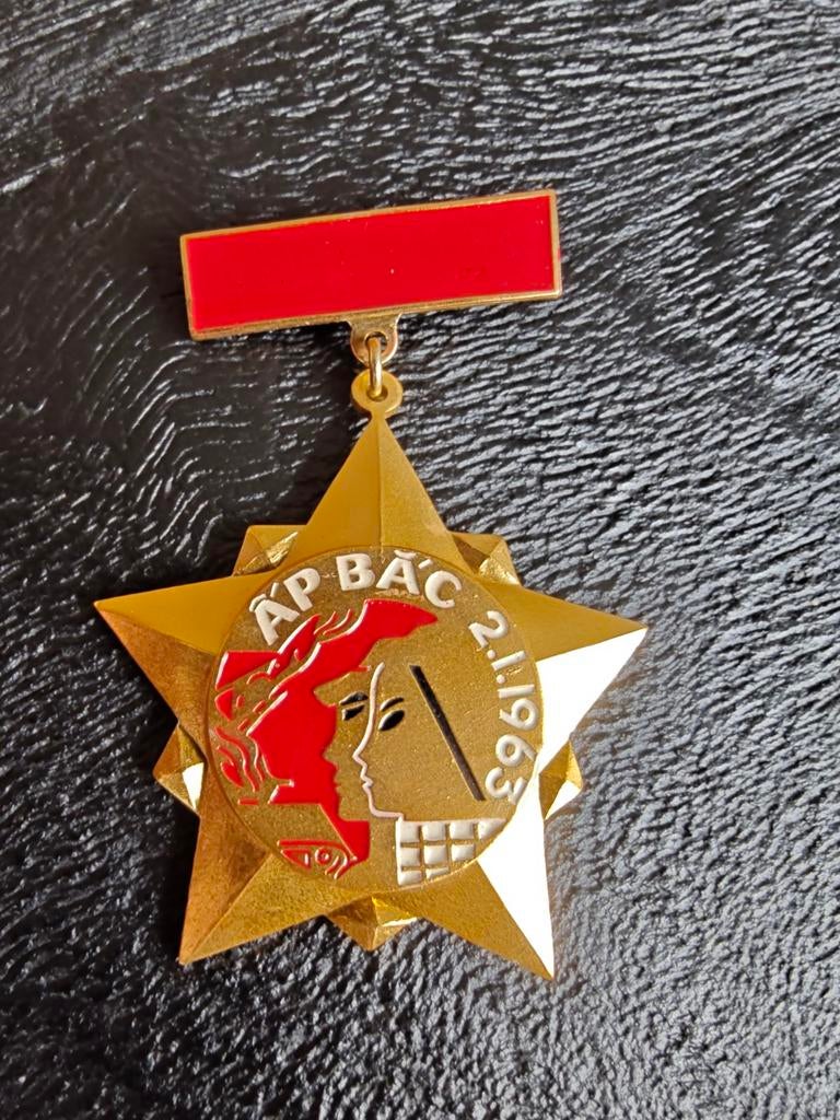 herdenkingsinsigne voor de Slag bij Ấp Bắc, die plaatsvond o, Verzamelen, Militaria | Algemeen, Ophalen of Verzenden, Landmacht