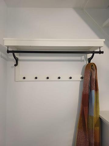 Kapstok IKEA Hemnes met roede, haken én plank beschikbaar voor biedingen