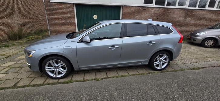 Volvo V60 d6, AWD, hybride, 2015, 260.000km, grijs, Auto's, Volvo, Particulier, V60, ABS, Achteruitrijcamera, Adaptieve lichten