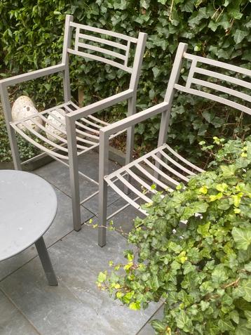 6 stuks zware metalen tuinstoelen, strak model. beschikbaar voor biedingen
