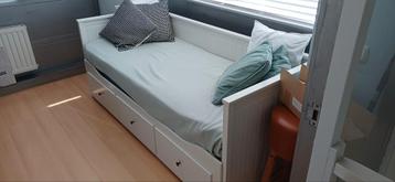 Bedbank uitschuifbaar met 2 lades + matrassen (Ikea Hemnes ) beschikbaar voor biedingen