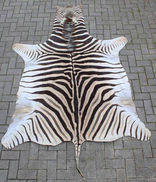Groot decoratief ZEBRAVEL - afgemaakt met zwart vilt, Huis en Inrichting, Stoffering | Tapijten en Kleden, Gebruikt, 150 tot 200 cm