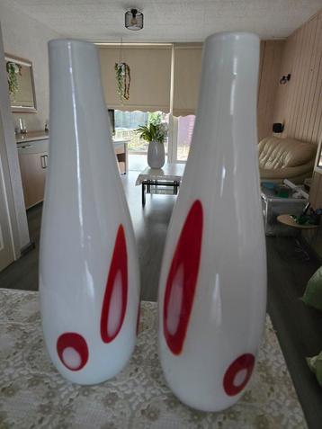 Set van twee sierlijke vazen beschikbaar voor biedingen