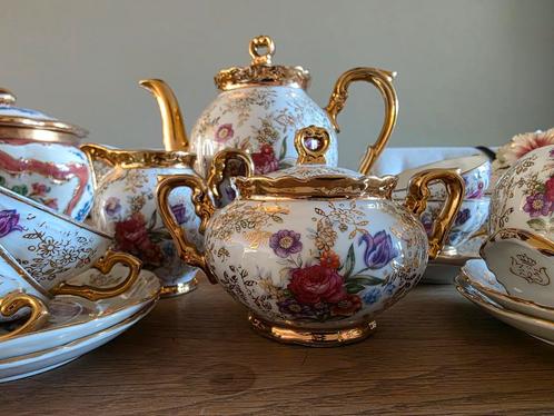 Porseleinen set 6 persoons heel mooi bloemdecor met goud, Antiek en Kunst, Antiek | Servies compleet, Ophalen of Verzenden