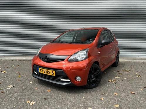 Toyota Aygo 1.0 VVT-i Dynamic Orange / NWE APK / SPORT UITVO, Auto's, Toyota, Bedrijf, Aygo, ABS, Airbags, Airconditioning, Bluetooth