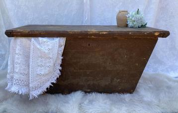 Brocante grote oude houten kist beschikbaar voor biedingen