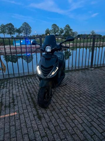 Zip 50cc 2016 (vandaag weg voor 1100) beschikbaar voor biedingen
