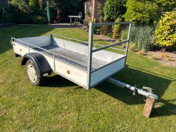 Nette bakwagen en dichte aanhanger (01-07 gewijzigd) beschikbaar voor biedingen